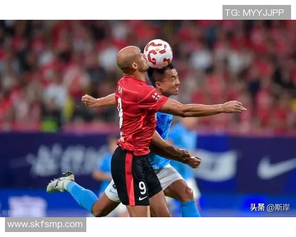 热爱红色的足球明星们展现激情与风采的精彩瞬间